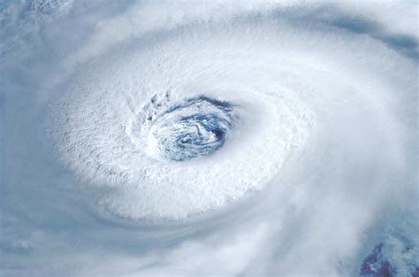 File:Eye of Hurricane Igor 2010-09-14 1356Z.jpg - Wikimedia Commons