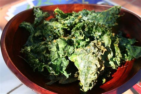 Kale Chips with Nutritional Yeast (vegan, gluten free) - These cheesy ...