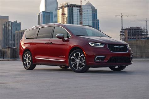 2022 Chrysler Pacifica Pictures - 127 Photos | Edmunds