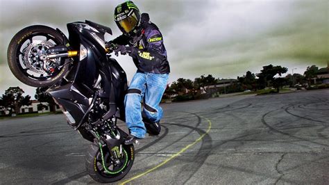 Check out the guide to become a motorcycle stunt rider - Bikesure