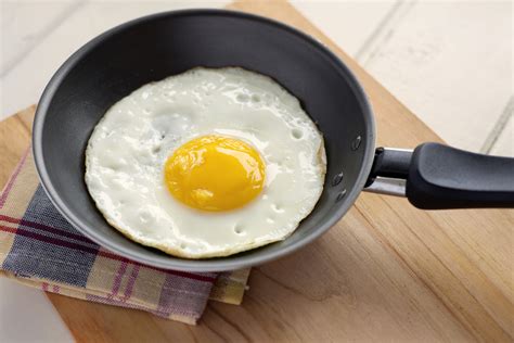 The 8 Best Egg Pans To Cook Your Favorite All-Day Breakfast - The Manual