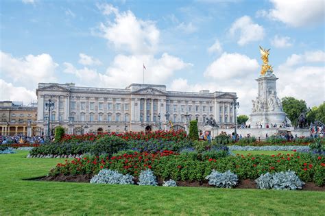 Buckingham Palace in London - The Queen’s Main London Residence – Go Guides