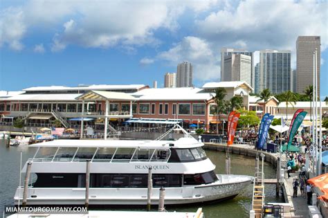 Boat Tour of the Celebrity Homes