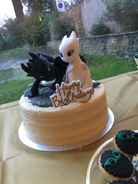 Toothless & Lightfury | Dragon birthday cakes, How train your dragon ...