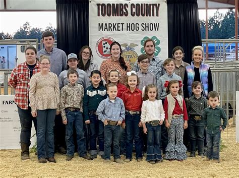 Students Participte in Young Farmers Hog Show