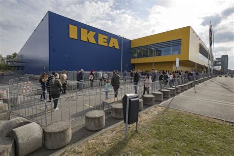 FOTO’S: Lange rij bezoekers bij heropening Ikea Heerlen - De Limburger