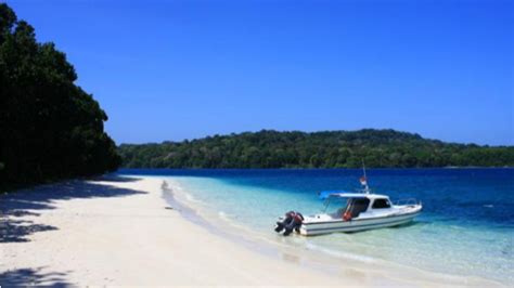 Menikmati Panorama Pantai Carita Banten