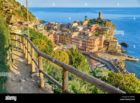 Cinque Terre - tourist hiking trail to Vernazza, Liguria, Italy Stock ...