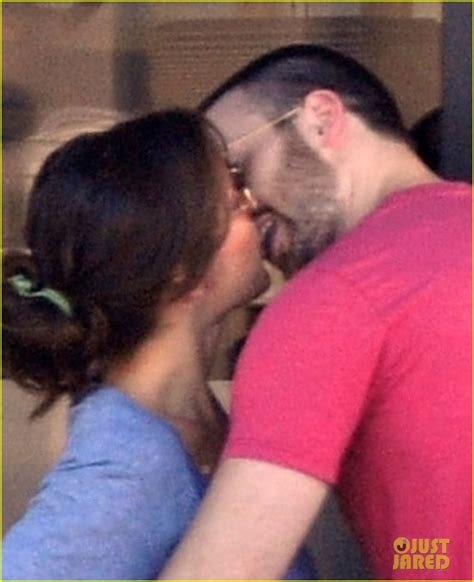 Chris Evans & Minka Kelly Kiss Over Tacos: Photo 2731830 | Chris Evans ...