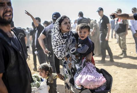 Photos Show 'Unprecedented' Shift of Refugees Into Turkey | TIME