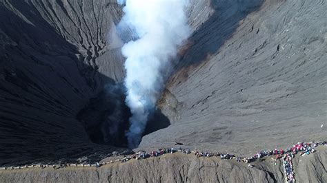 Kawah Gunung Bromo - YouTube