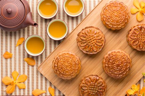 Mooncake: Traditional Dessert in Mid-Autumn Festival - Maze Vietnam