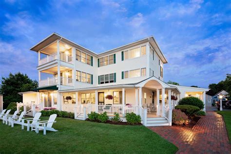 Inns in Niantic, CT | Getaways at The Inn at Harbor Hill Marina