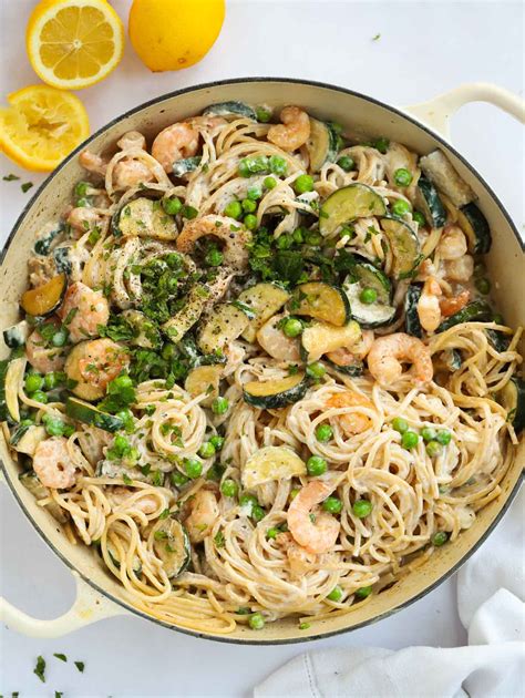 Creamy Garlic Prawn Pasta {10 Minute Meal}