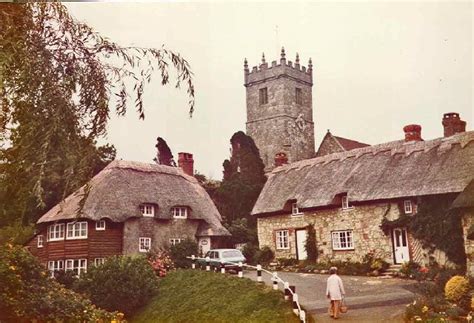 Cottages at Godshill with church in... © Christine Matthews cc-by-sa/2. ...