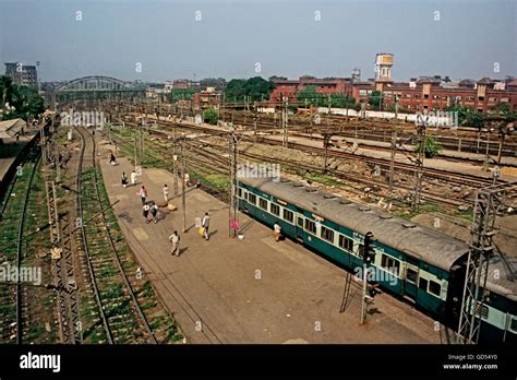 Howrah Railway station Stock Photo - Alamy