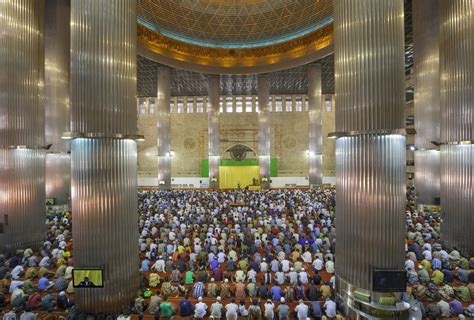 Istiqlal Mosque, Jakarta, Indonesia - Art Wolfe