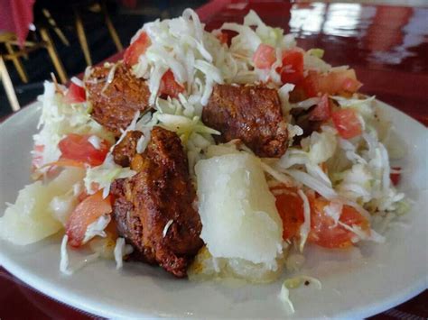 Esté plato es de Nicaragua. Los ingredientes incluyen puerco, queso y ...