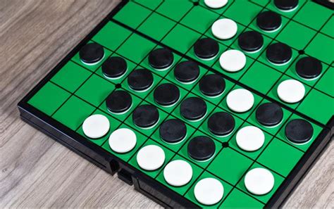 How to Play - Reversi Strategy and Basics