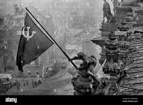 Soviet flag reichstag 1945 hi-res stock photography and images - Alamy