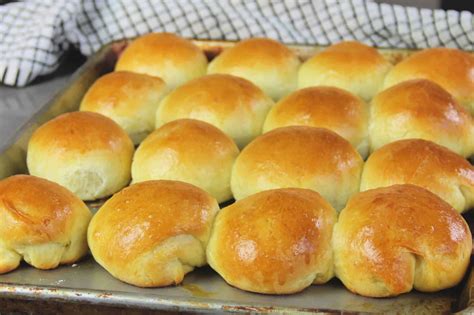 How to Make Yeast Rolls - Baker Bettie