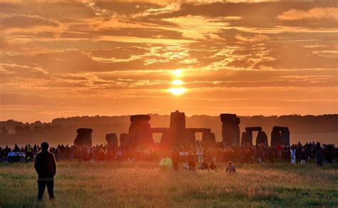 Magical sunrise at Stonehenge marks summer solstice | OverSixty