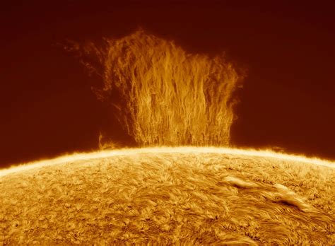 Mind-blowing image of 100,000 kilometer-high wall of plasma stretching ...