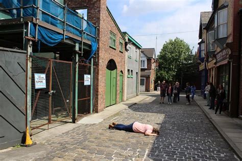 Fans recreate Tina death on Coronation Street tour - Manchester Evening ...