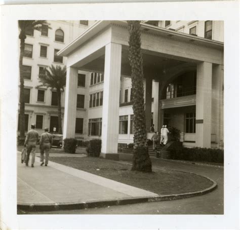 Servicemen at the entrance of the Moana Hotel, Hawaii | The Digital ...