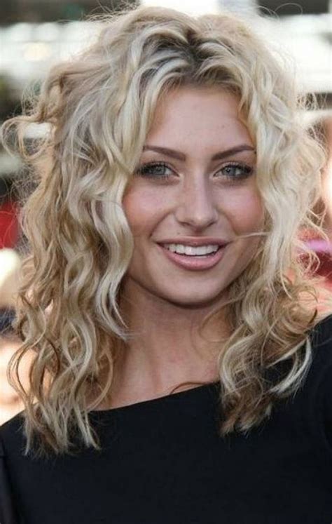 18 Superlative Medium Curly Hairstyles for Women - Haircuts ...