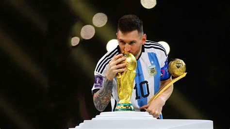 Messi Kissing World Cup Wallpaper - TubeWP