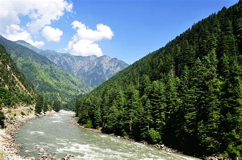 4 Days 3 Nights tour in Neelum Valley via Murree - Pakistan Travel Diaries