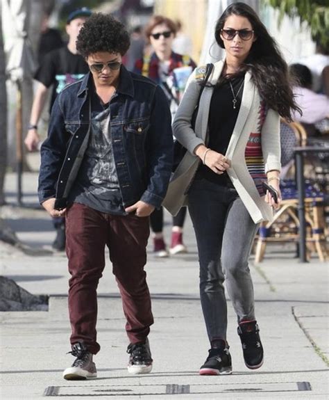 Bruno Mars with her girlfriend | Bruno Mars Photos | FanPhobia ...