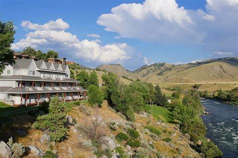 Best Hotels & Cabins NEAR Yellowstone National Park (for All Budgets)