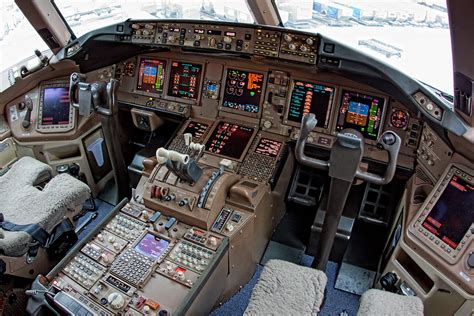 Transaero Boeing 777-300 cockpit | Vasily Kuznetsov | Flickr