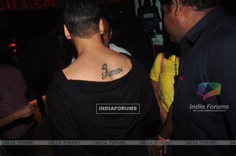 Akshay Kumar : Akshay Kumar shows off his tatoo at the Trailer Launch ...