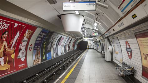 Platform, Oxford Circus Underground... © Rossographer :: Geograph ...