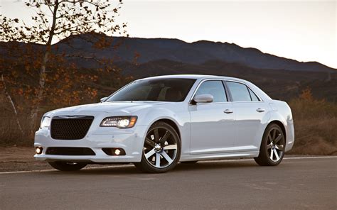 2013 Chrysler 300 - Information and photos - MOMENTcar