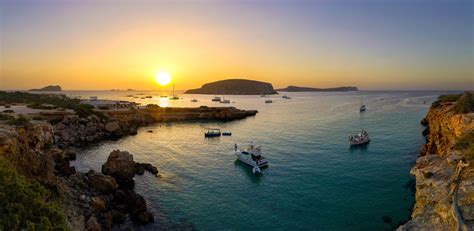 Experience the sunset at the Restaurant Ses Roques in Cala Comte