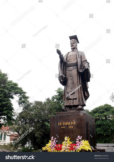 Statue Of Le Loi, Emperor Of Later Le Dynasty - Hanoi, Vietnam Stock ...