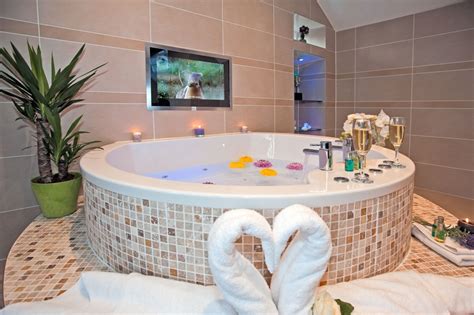 Sweetheart Suite with Hot Tub and Spa Bathroom - Windermere Boutique ...