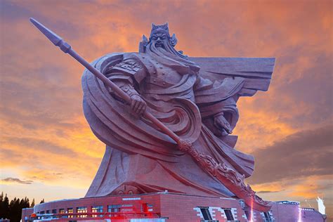 Une immense statue de 1 320 tonnes représentant le dieu de la guerre a ...