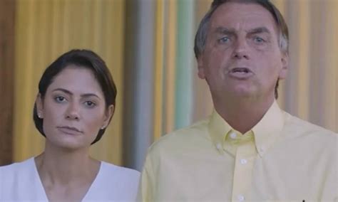 Michelle se pronuncia após Bolsonaro deixar de segui-la