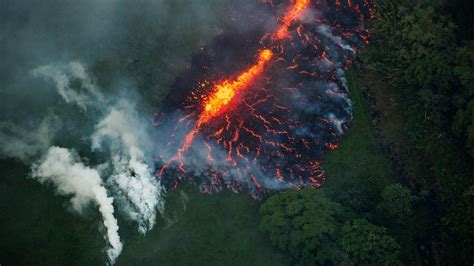 Grote nieuwe scheur in vulkaan Hawaii | RTL Nieuws