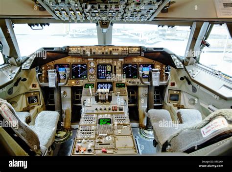 Boeing 747 cockpit hi-res stock photography and images - Alamy