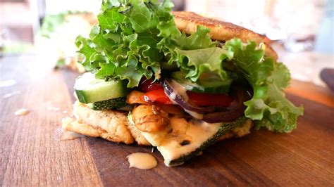 Grilled Veggie Flatbread Sandwich - V & GF | Sándwich de Pan Plano de ...