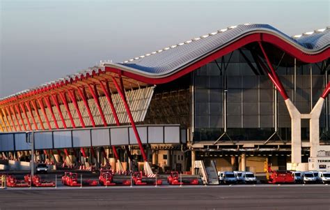 Galería de Terminal del Aeropuerto Madrid-Barajas / Estudio Lamela ...