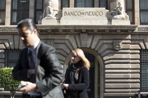 Banxico Boosts Mexico Growth Forecasts Amid Services Rebound - Bloomberg