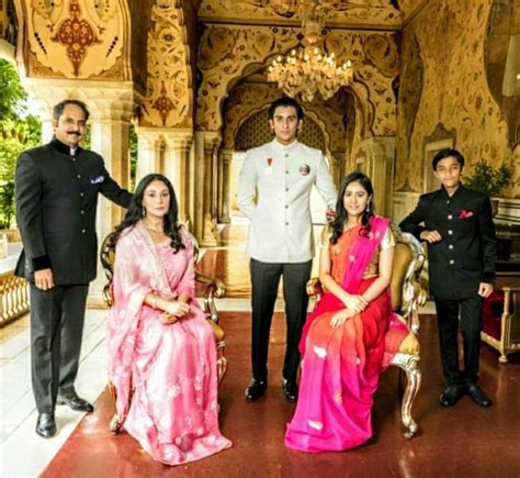 Jaipur Royalty | Royal indian, Indian princess, Royal family portrait