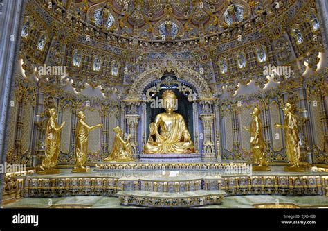 The 3.4m high statue of Swaminarayan inside the Akshardham Mandir ...